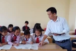 Thương học sinh nghèo, thầy giáo Hào bỏ trường phố lên rừng dạy học