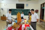 Học sinh chế tạo mô hình xe rà đinh nhờ vận dụng tác dụng từ của dòng điện