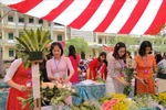 Nữ giáo viên tỉnh Thái Bình trổ tài cắm hoa nghệ thuật