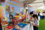Học sinh Hải Phòng đọc sách để thay đổi