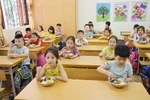 Phụ huynh ở Quảng Ninh lo chọn trường tiểu học để con được học bán trú