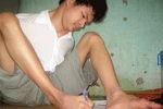 Cảm phục cậu học trò viết thơ, thổi sáo bằng chân