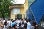 Chùm ảnh: Phụ huynh bức xúc vì thí sinh phải chờ ngoài cổng trường