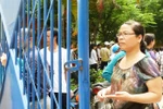 Xúc động hình ảnh phụ huynh “cùng thi” với con 
