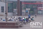 HS bị phạt quỳ dưới sân trường; GV bị sa thải vì đi chơi với học trò