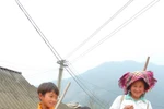 5 tuổi đã theo mẹ lên rừng, 9 tuổi biết địu ngô làm nương