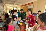 Tặng sách giáo khoa cho học sinh nên tặng càng sớm càng tốt