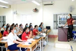 Thay sách thì phải tập huấn nhưng làm sao để thầy cô "vừa lòng" và không "than"