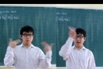 Clip: Học sinh khuyết tật đọc thư gửi lãnh đạo Trung Quốc bằng tay