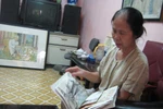 Gặp người phụ nữ 30 năm vẽ tranh Bác Hồ từ những con tem