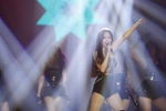 Minh Hằng khoe vũ đạo nóng bỏng, liên tục hát trục trặc trong liveshow
