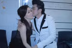 Đan Trường hôn má vợ đắm đuối hậu trường liveshow để đời