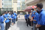 Sắc xanh trong nắng vàng – tình nguyện viên hết lòng phục vụ kỳ thi tốt nghiệp