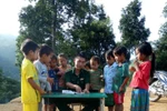 Lớp học xóa mù chữ cho đồng bào dân tộc của thầy giáo mang quân hàm xanh