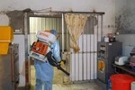 Nhiều nơi giáo viên đội mưa, chung sức phòng chống dịch virus corona