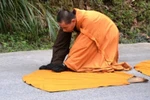Hình ảnh nhà sư "nhất bộ nhất bái" Thích Tâm Mẫn ở Yên Tử