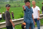 Nhóm tháp tùng nhà sư "đi một bước lạy một lạy" tiếp tục đánh người