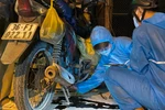 Sinh viên thức xuyên đêm vá xe “tiếp sức” người dân về quê tránh dịch