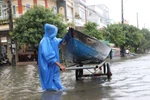 Hàng ngàn giáo viên Quảng Nam vượt mưa lũ đi thi, phút chót bất ngờ bị hoãn