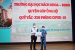 Thầy cô Trường Bách khoa quyên góp, ủng hộ quỹ vắc-xin Covid-19