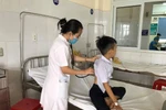 Nhiều học sinh tiểu học nhập viện vì ngộ độc nghi do chơi đồ chơi slime