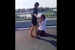 Công an điều tra clip nữ sinh lớp 8 hành hung nữ sinh lớp 7 trên cầu