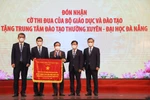Trung tâm đào tạo thường xuyên Đại học Đà Nẵng nhận cờ thi đua của Bộ Giáo dục