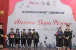 Sinh viên nhận bằng tốt nghiệp của Đại học Mỹ ngay tại Việt Nam
