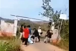 Quảng Nam lại xuất hiện clip nữ sinh bị nhóm bạn đánh hội đồng bằng mũ bảo hiểm