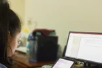 Học sinh tiểu học ở Đà Nẵng nhận đề và làm bài kiểm tra cuối kỳ tại nhà