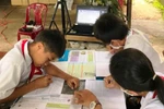 Khó khăn học trực tuyến, nhờ trưởng thôn, đoàn viên đi giao và thu bài tập