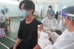 Chùm ảnh: Hàng ngàn học sinh Đà Nẵng “đội mưa” đi tiêm vắc xin Pfizer