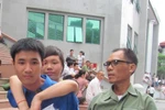 Câu chuyện về cô gái "đi bằng hai tay" được bố cõng đi thi!