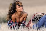 Rihanna liên tục diện đồ 'mát mẻ' trong video mới