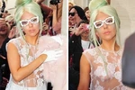 Lady Gaga mặc áo ren... xuyên thấu