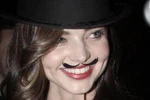 Jessica Alba, Miranda Kerr, Megan Fox... mọc râu