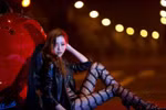 Chân dài diện đồ ren sexy bên xế hộp nổi bật giữa màn đêm mờ ảo