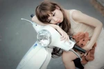 'Búp bê' Kabi trong sáng, tinh khôi bên Vespa