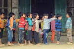 Nhà hết gạo, bố mẹ mang bệnh, học trò lớp 7 rơi nước mắt viết đơn xin thôi học