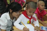 Mệt rũ vì truyền hóa chất vẫn đòi cõng đến Lớp học Hy vọng