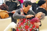 Rơi nước mắt với cụ ông ẵm mẹ đi viện