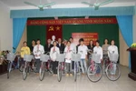 Báo GDVN trao tặng xe đạp tới học sinh mồ côi huyện Vĩnh Tường