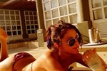 Sao tối 6/3: Liz Hurley rét run, Selena Gomez... tắm nắng