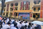 Đưa con đi học bằng xe máy, con đội mũ bảo hiểm, bố "đầu trần" làm gương kiểu gì