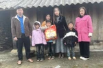 Thầy cô vùng cao “đỡ đầu”, tặng quà Tết cho học sinh có hoàn cảnh khó khăn
