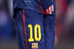 Bị đối thủ đạp không thương tiếc, tay Messi tứa máu