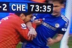 Suarez lại... cắn trộm đối thủ