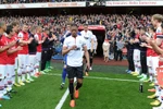Cầu thủ Arsenal gượng cười, vỗ tay chào nhà vô địch M.U