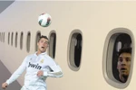 Messi ngơ ngác trước pha đánh đầu kinh điển của Ronaldo