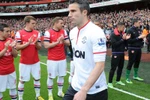 VIDEO: Van Persie vào nhầm phòng thay đồ Arsenal
